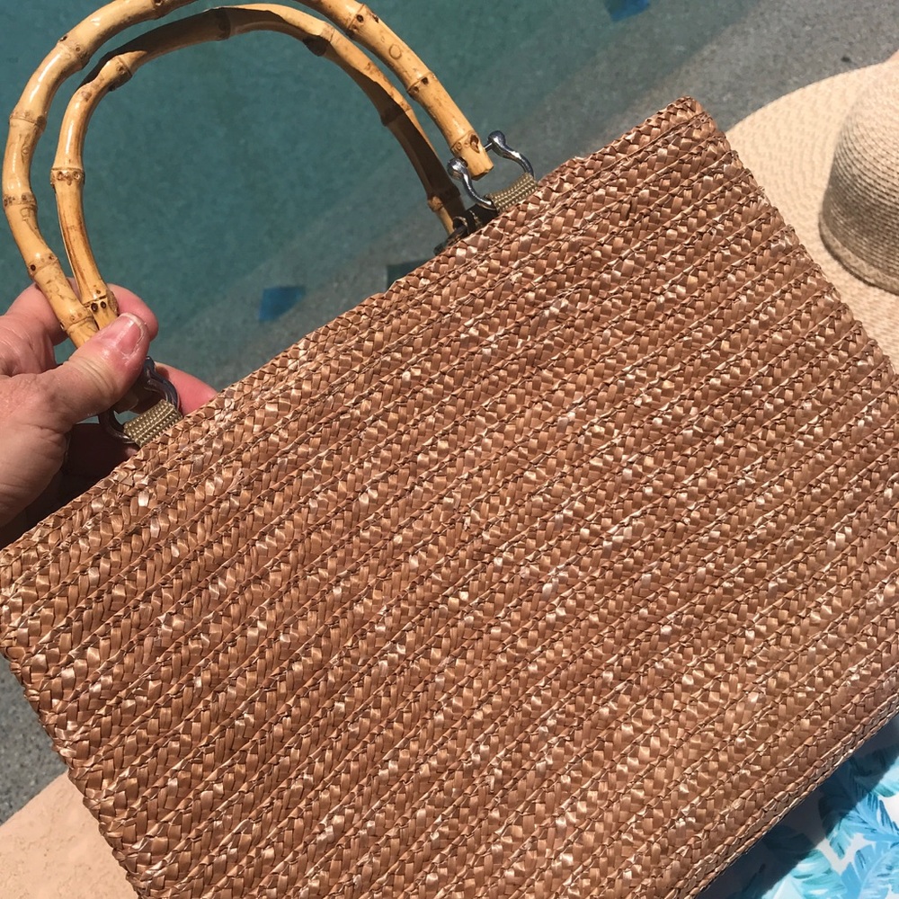 VINTAGE SUMMER STRAW PURSE TAN WITH A WOOD HANDLE LOOK 14” WIDE 10” HIGH…